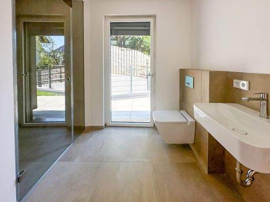 Badezimmer mit Ausgang auf die Terrasse