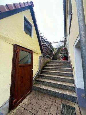 Aufgang zum Garten und Hauseingang