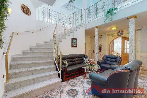 Mediterranes Ambiente – das lichtdurchflutete Atrium mit Marmortreppe