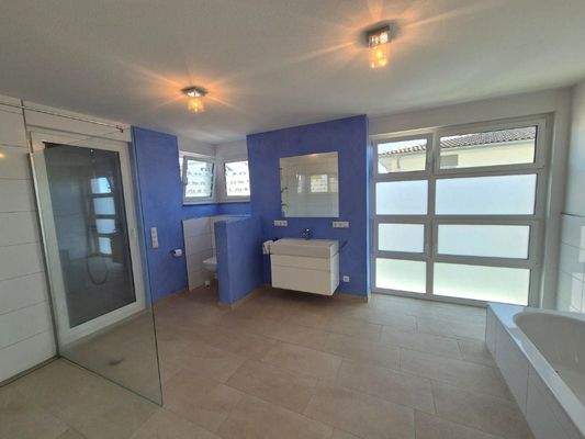 Badezimmer mit Zugang zur Sauna