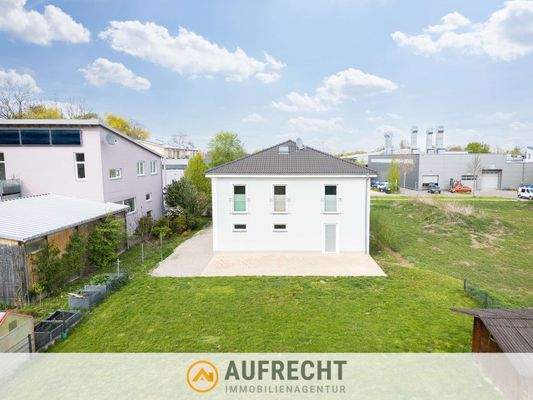 Hausansicht mit Garten