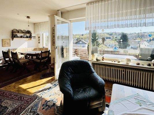 Wohn-Esszimmer mit Zugang zum Balkon