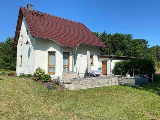 Ansicht Haus mit Terrasse