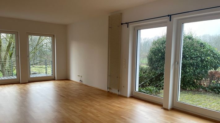 Wohnzimmer mit Balkon und Terrasse