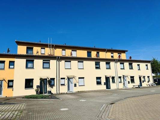 Gesamtansicht der Anlage mit vorgelagerten Parkflächen