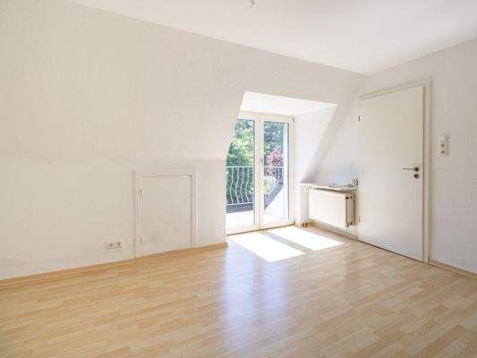 Sonniges Schlafzimmer mit Balkon