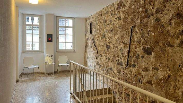 Gepflegtes Treppenhaus mit historischen Stilelementen