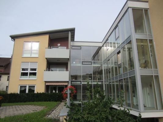 Blick vom Garten auf Laubengänge