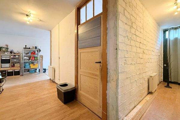 Flur mit zweitem Hauseingang im hinteren Gebäudeteil