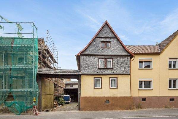 Außenansicht Wohnhaus mit Einfahrt zum Hof