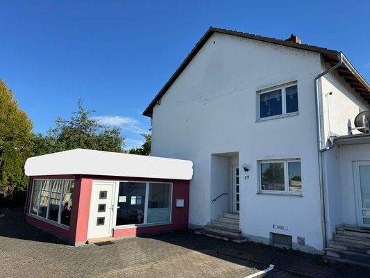 Vorderansicht mit Verkaufsbüro 