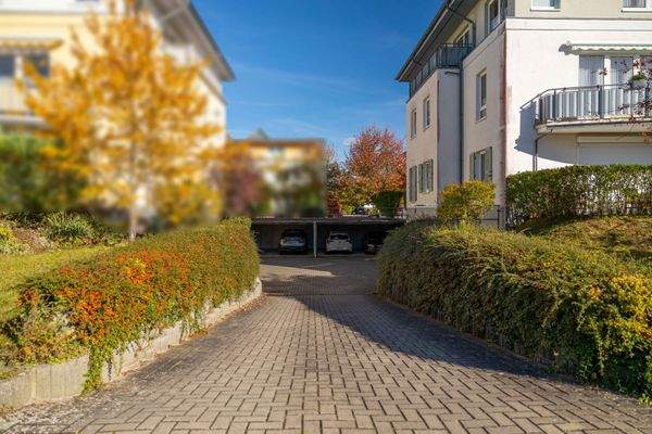 Zufahrt Tiefgarage + Carport