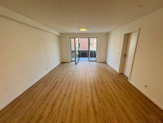 Wohn-/Esszimmer mit Balkon