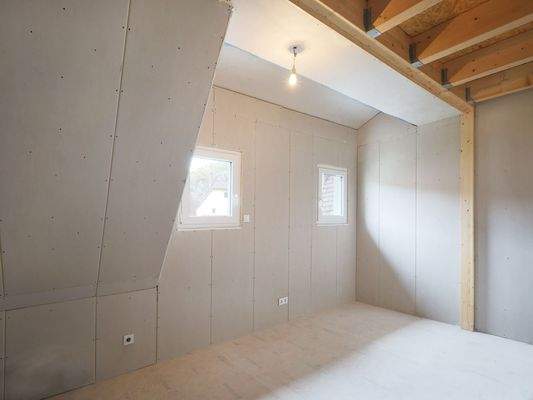 Helles, gemütliches Schlafzimmer mit schönem Dachbalkenelement (original)