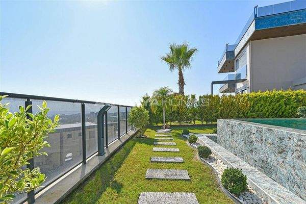 Sea and City-View House with Swimming Pool in Alanya