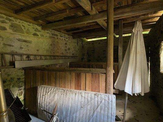 12 Blick auf den Pferdestall, ca. 5 Boxen Innen (2