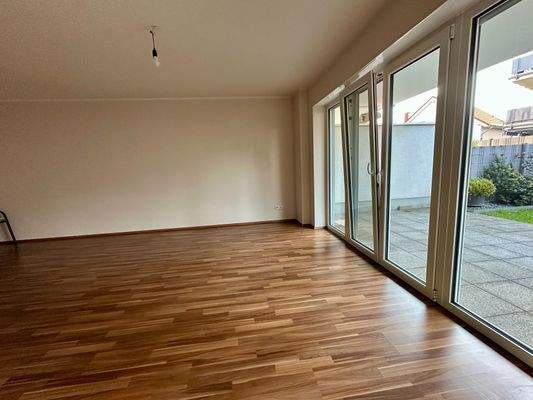 großes und sonniges Wohnzimmer