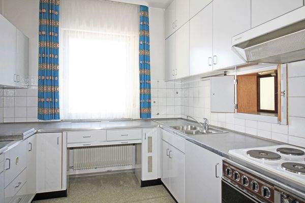 Küche mit Durchreiche zum Esszimmer