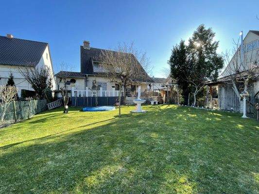 Garten mit Hausansicht