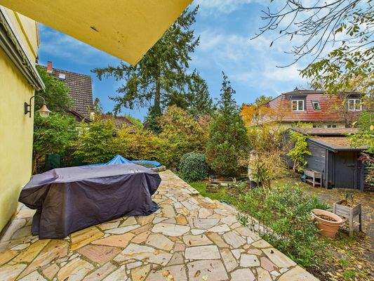 Terrasse mit Blick in den Garten