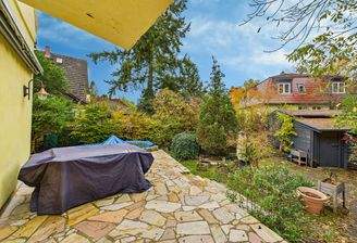 Terrasse mit Blick in den Garten