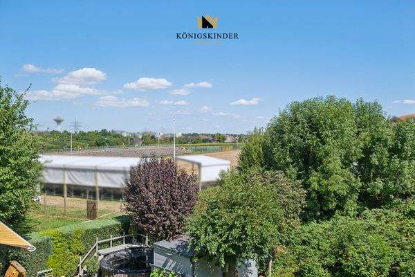 Blick auf Wiesen, Felder und den traditionellen Schäferlauf