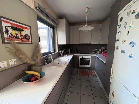 Kreta, Heraklion: Teilrenovierte Wohnung im Stadtteil Mastampas zu verkaufen
