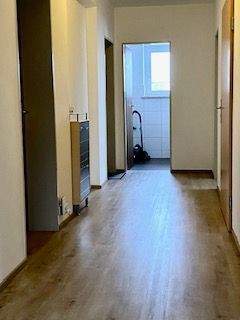 Flur mit neuem Design Venyl Boden.jpg