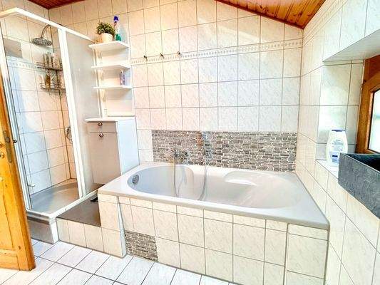 Bad mit Wanne und Dusche - Dachgeschoss