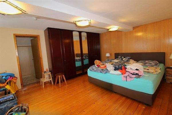 Schlafzimmer mit Ankleide 2.OG