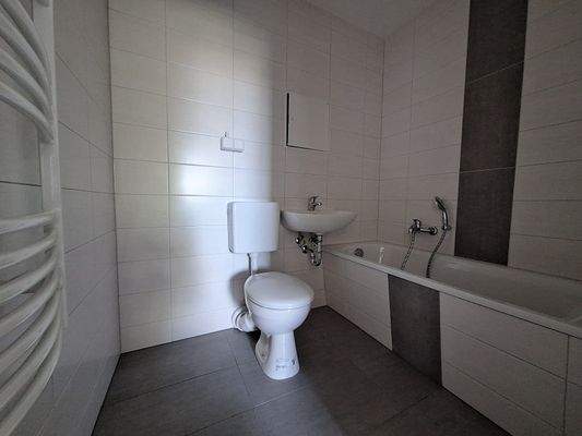 gefliestes Bad mit Wanne (Beispiel)