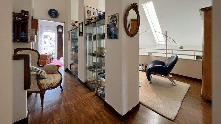 Offen gestalteter Durchgangsbereich zwischen Wohn- und Schlafräumen