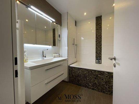Badezimmer mit Badewanne