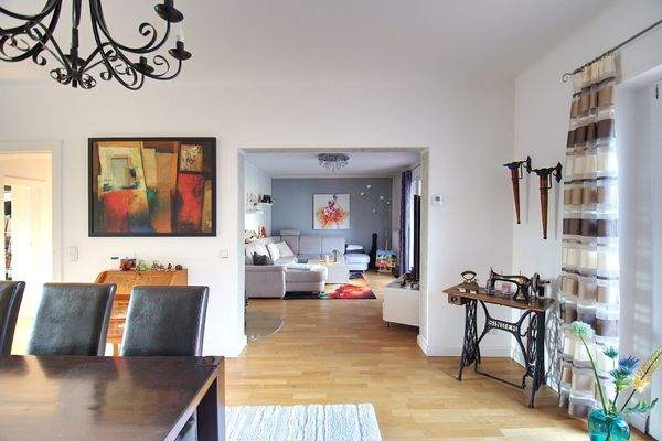 Blick vom Esszimmer zum Wohnzimmer