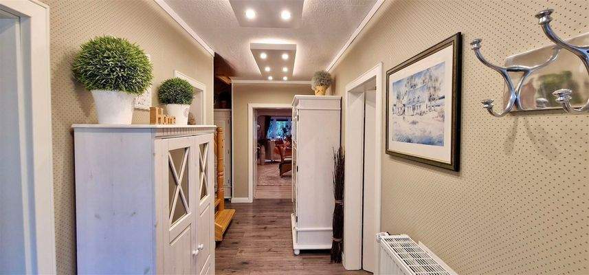 Flur mit Lichtsystem