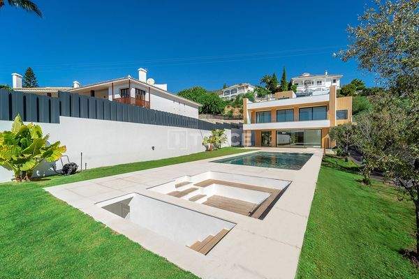 Elegant Villa with Private Pool and Solarium in Benalmádena Málaga