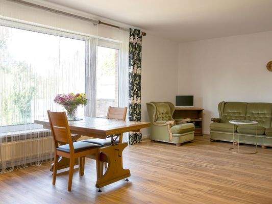 Wohnzimmer mit Zugang zur Terrasse