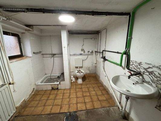 Keller Raum WC Dusche Waschen