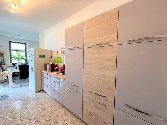 Küche mit Einbauküche