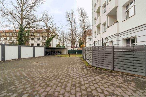 Außenbereich mit überdachten Fahrradstellplätzen