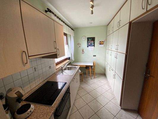 Küche mit Einbauküche