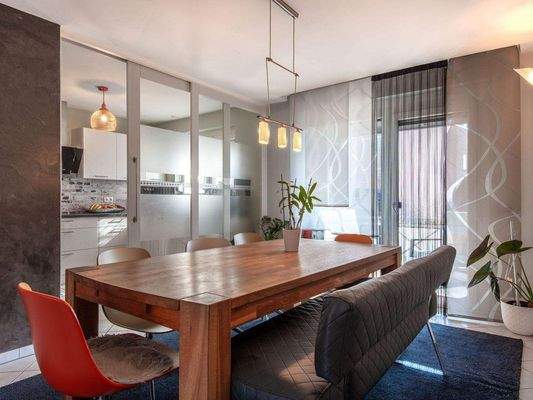 Gemütlicher Essplatz mit Blick zur Küche