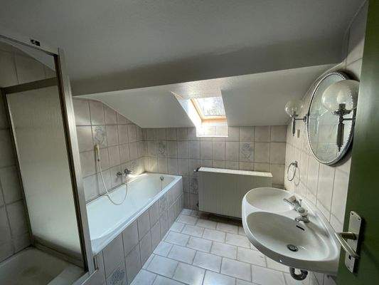 Haus-Buseck-Badezimmer DG.JPG