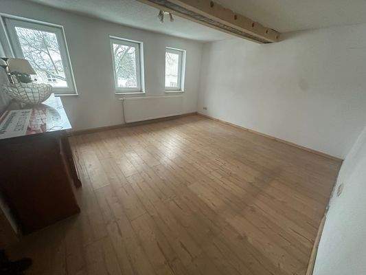 Zimmer 2. im Obergeschoss (Wohnzimmer)