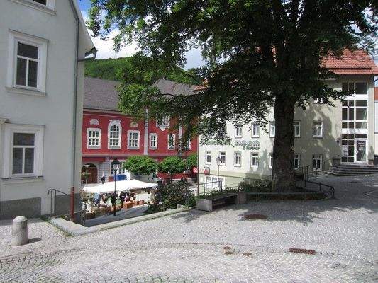 Blick vom Objekt zum Rathaus