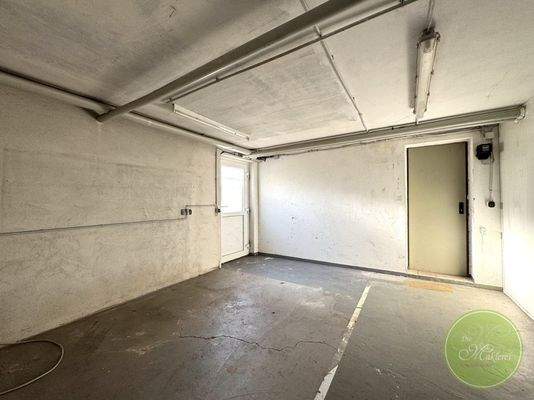 ... Stromanschluss und separatem Zugang!