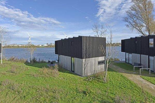 Luxus 4-Personen-Ferienhaus direkt am Wasser im Roompot Lakeside Resort Brielle mit 2 Schlafzimmern und 2 ensuite Badezimmern024