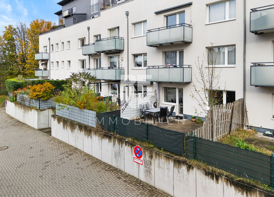 Gemütliche Süd-Terrasse mit kleiner Grünfläche