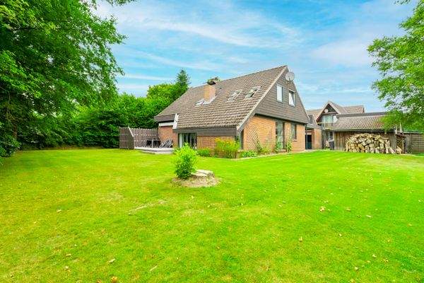 Garten und Rückansicht des Hauses