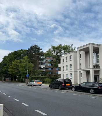 Haus- und Straßenansicht